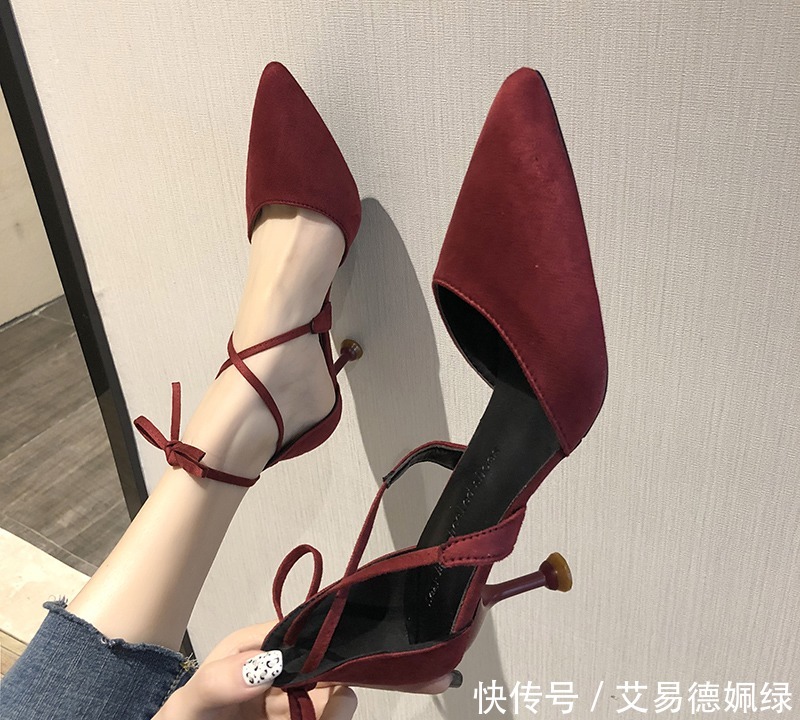 堪称|女生别再穿凉鞋了,试试这款“假裸鞋”,搭印花裙堪称今年最美