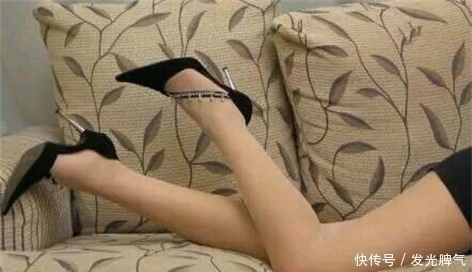 流行的尖尖的高跟鞋,悄然多出了几分婉然