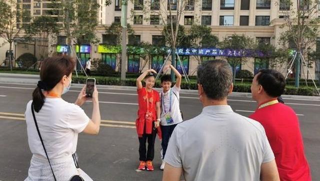 亚运会|全红婵带3枚金牌回家!村里修路安灯欢迎英雄,绚烂烟花让人兴奋