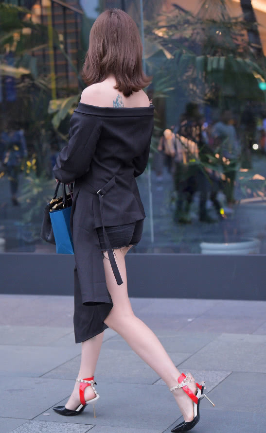 小姐姐穿得真潮“左边适合见闺蜜,右边适合见男友”,佩服