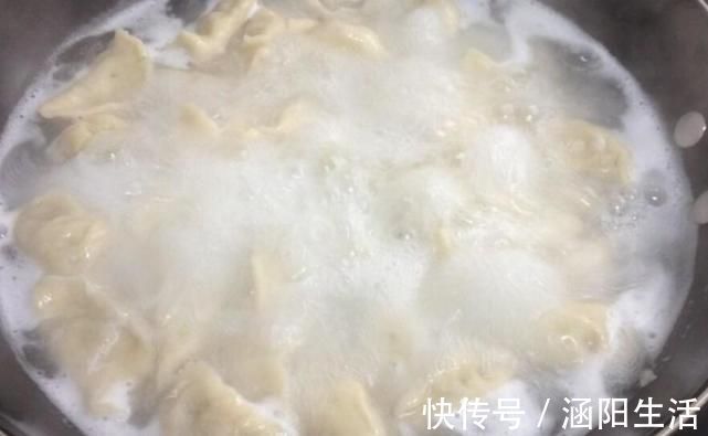 新年吃饺子，调馅时牢记放“2种油”，做的饺子鲜嫩多汁超香！