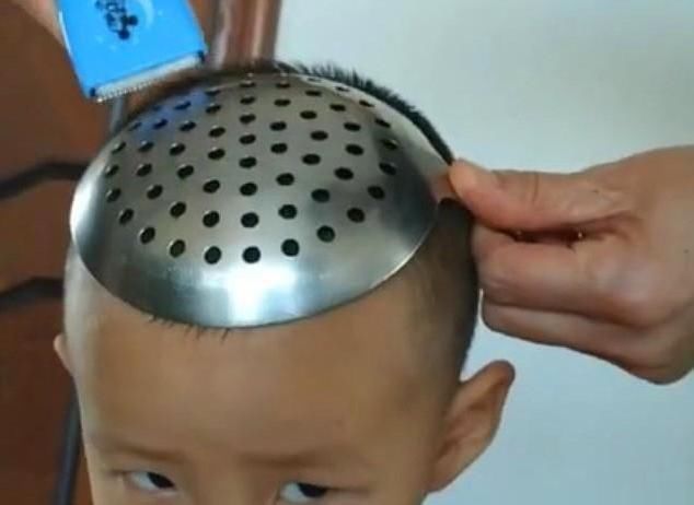 攀比|爸爸用“神器”给儿子剪发,儿子一脸“生无可恋”,网友:亲爸!