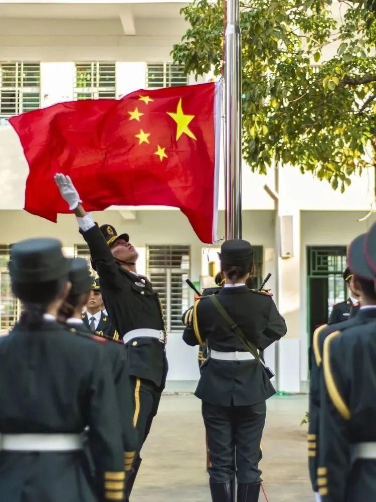 活动|【爱国主义教育】“嘉应学院国旗护卫队”走进人民小学遵宪校区开展活动