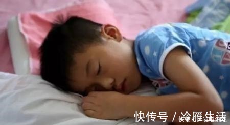 男孩子|爸爸“左拥右抱”两个女儿入睡,镜头转到儿子时,妈妈瞬间急了