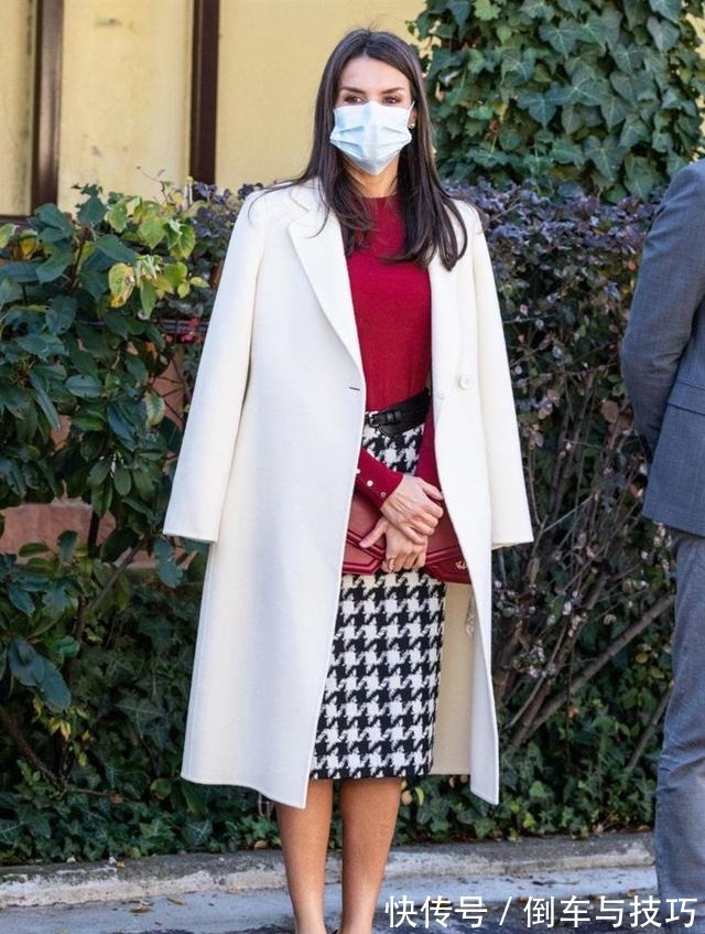 穿搭 莱蒂齐亚王后“萝卜裙”穿出新花样,搭配白色简洁大衣尽显好气质!