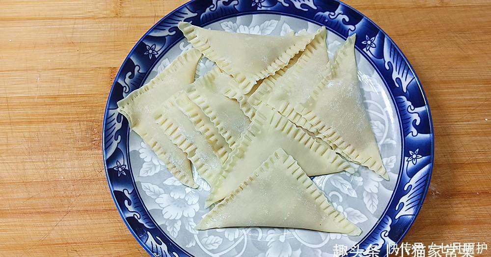 几张馄饨皮2根香蕉,做一盘“香蕉派”,成本也就几元钱,特划算