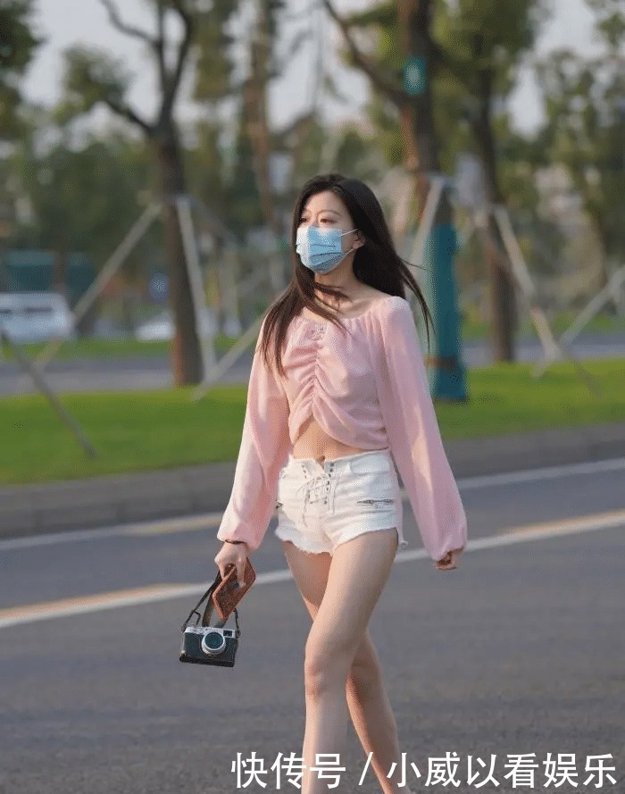 梦笑开娇靥，眼鬟压落花，纯白热裤配个性抽绳上衣的柔情似水穿搭