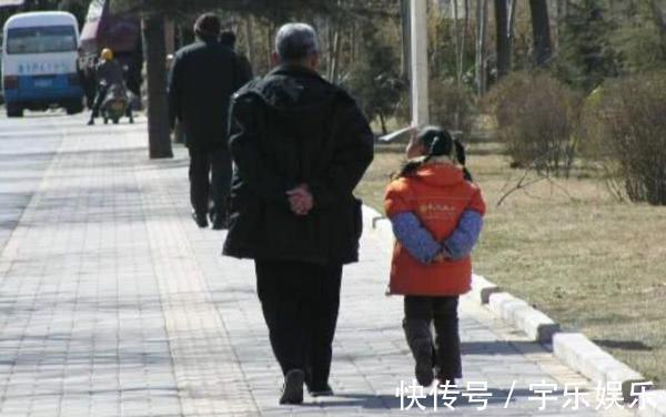 走路|上了年纪的人走路,总喜欢背着手对身体是好是坏今天总算明白