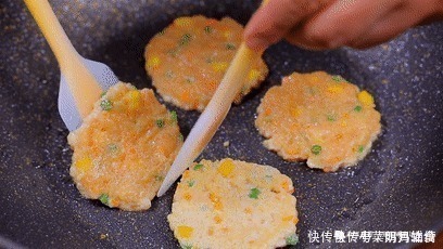 又一道绝味神菜一搅一煎香上天，儿子嗦着手指吃了4个