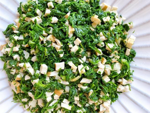 集市上遇到这菜千万别手软，一年只有3个月，营养丰富，脆嫩可口