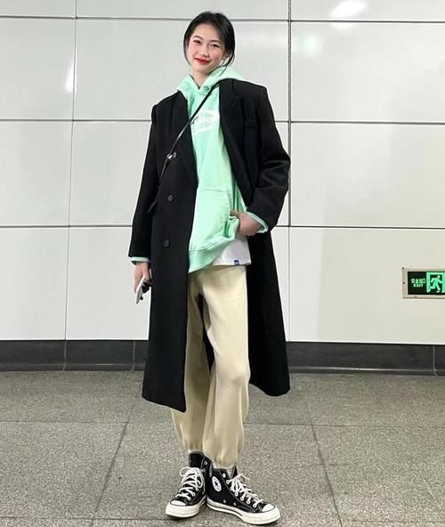 穿大衣少配打底裤,很平庸,今年试试这4款“下装”,时髦好看