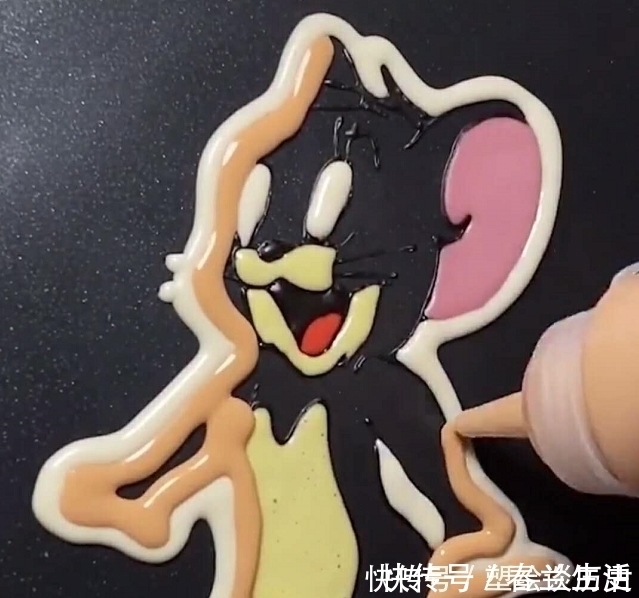 轮廓$美术生摊煎饼作画,开始轮廓已经很惊艳了,结果还舍得吃吗