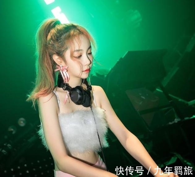 灯光下的“DJ美女”,自律让她收获好身材,一双漫画腿太吸睛