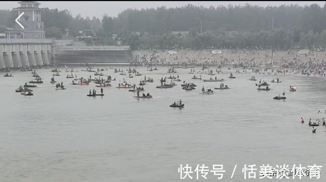 骆马湖|万人抢鱼:宿迁骆马湖关闸,引来万人抢鱼,现场人比鱼多