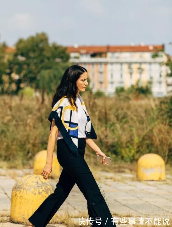 颜色 上了年纪的女人,要懂得丝巾的“三要三不要”,会美得更优雅得体!