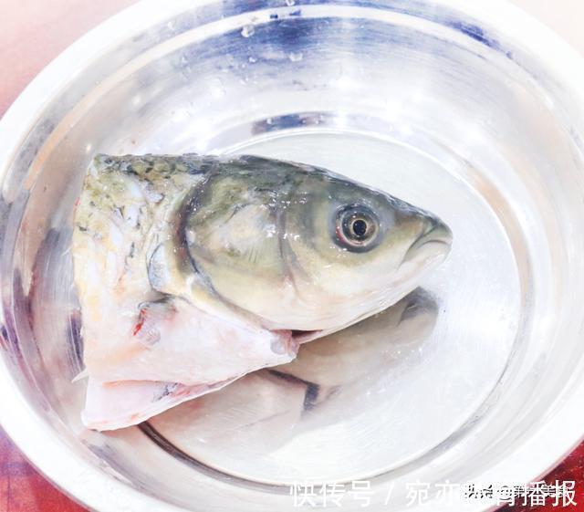 鱼头炖汤,最忌鸡精味精!教你2个技巧,鱼汤奶白浓郁,只鲜不腥