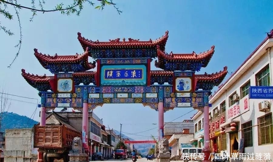 中国最奇葩的古镇：一脚踏三省，三省一条街！