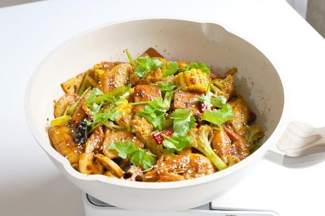 麻辣香锅在家也能做，步骤简单，食材丰富，比点外卖实惠多了