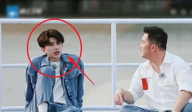 蔡徐坤|跑男9蔡徐坤被迫成沙溢儿子，谁在意他的表情？是否介意很显然