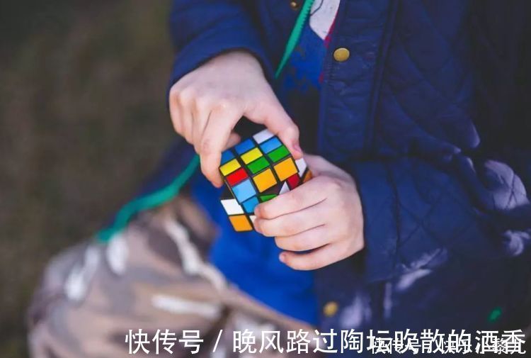 世界纪录|2岁萌娃玩转魔方,拿到2项世界纪录,会玩魔方的孩子更聪明吗?