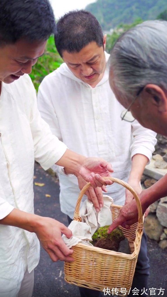 石头|李亚鹏花三百块买石头，捧着石头倒着走路，打扮朴素衣服全是褶皱