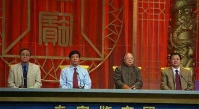 赝品#男子带“破碗”去鉴宝,遭观众嘲笑,专家倒进一杯水后都不笑了