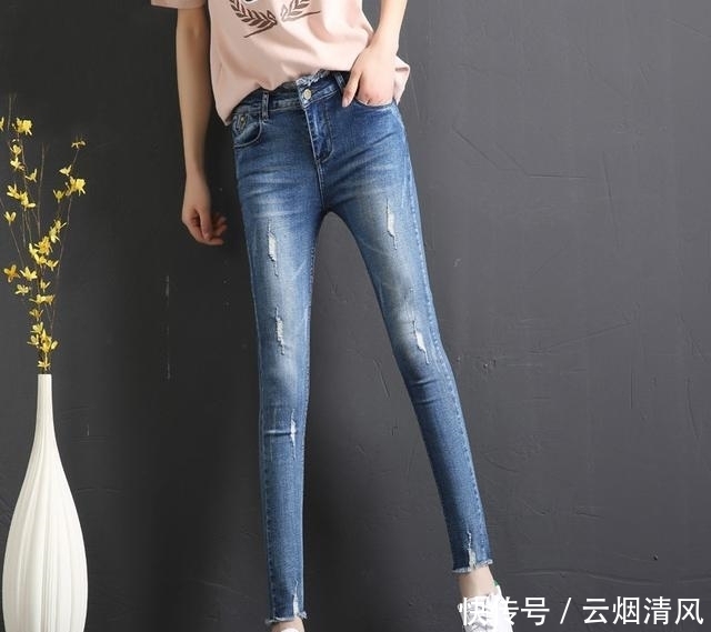 卫衣配牛仔裤才好看,上宽下窄无敌显瘦