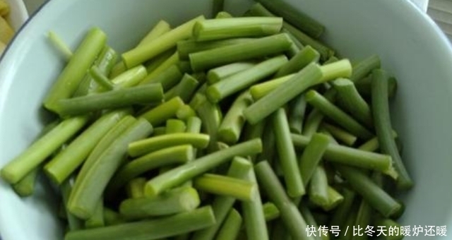 炒蒜苔怎么做才入味？教您一招小技巧，蒜苔又脆又入味，下饭香