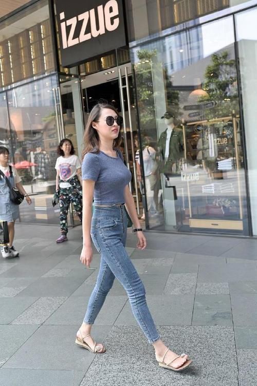穿搭|两位靓丽的美女，T恤搭配紧身牛仔裤，一双修长的大长腿亭亭玉立