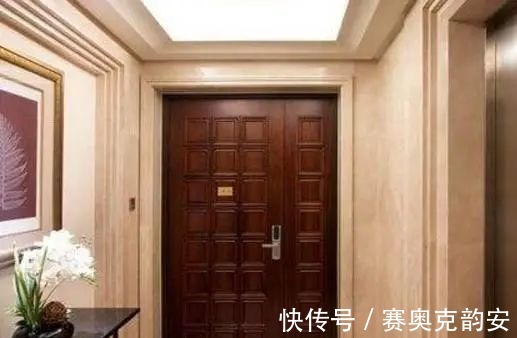 入户门|开发商装的入户门该不该换，看看建材老板怎么说？