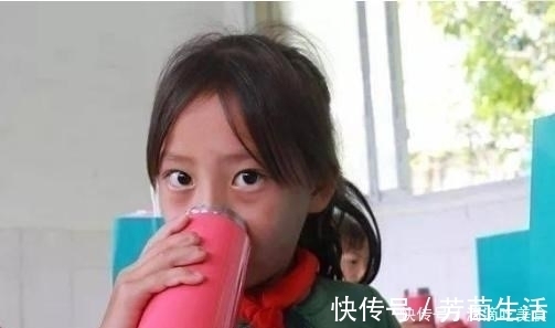 中老年人|“夺命保温杯”被曝光,放入热水出来却是毒水,很多家长仍在购买