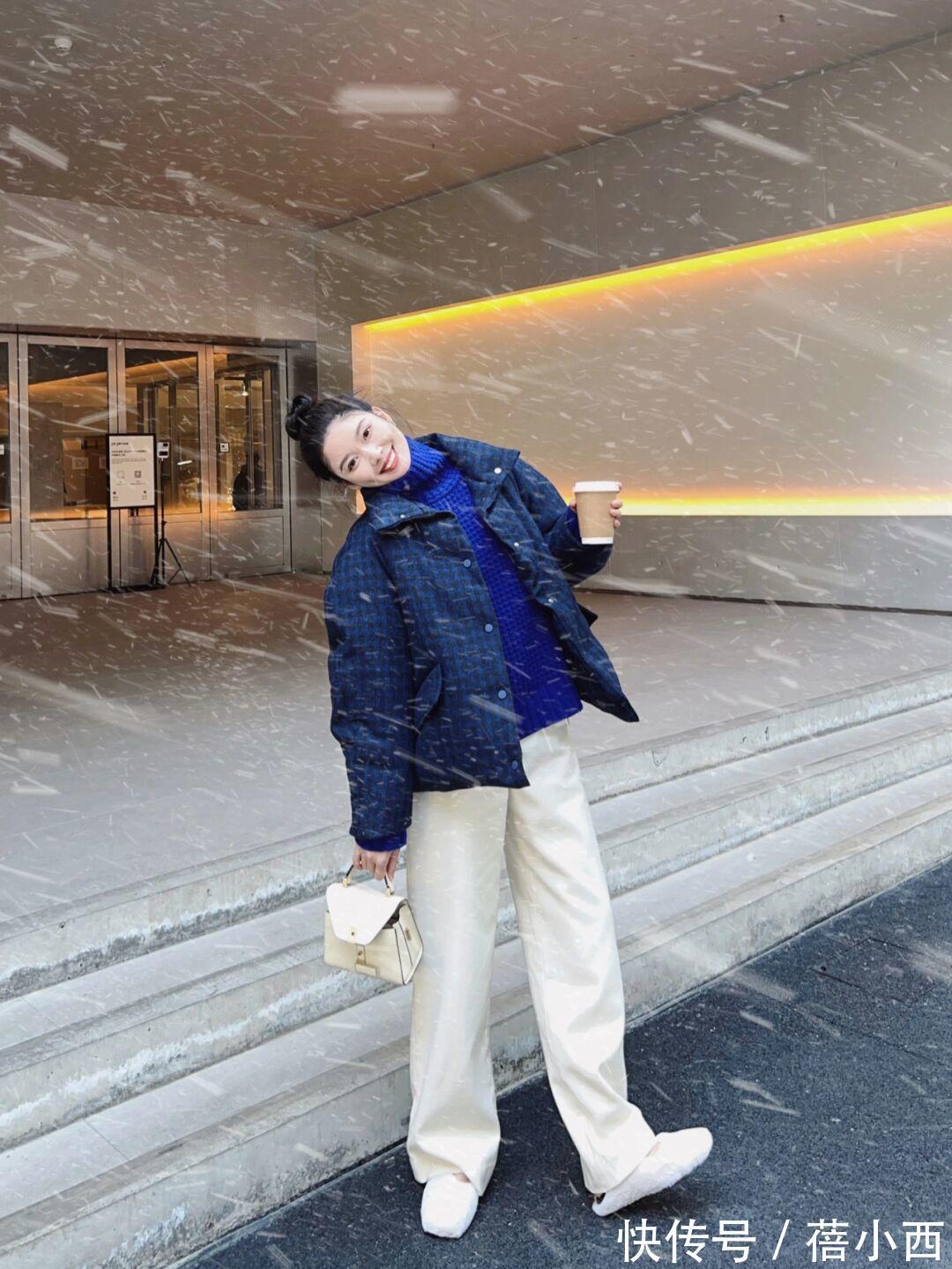 大龄女性|大龄女性懂搭配更时髦,冬季学会穿“羽绒服”,风度和温度都有了