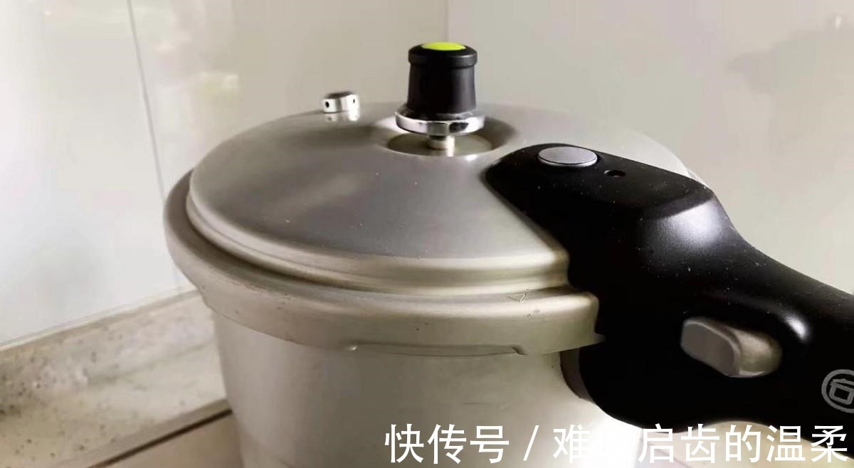 红烧肉|家常木耳腐竹红烧肉,用老卤汁一起炖煮,味道鲜美下饭,真解馋