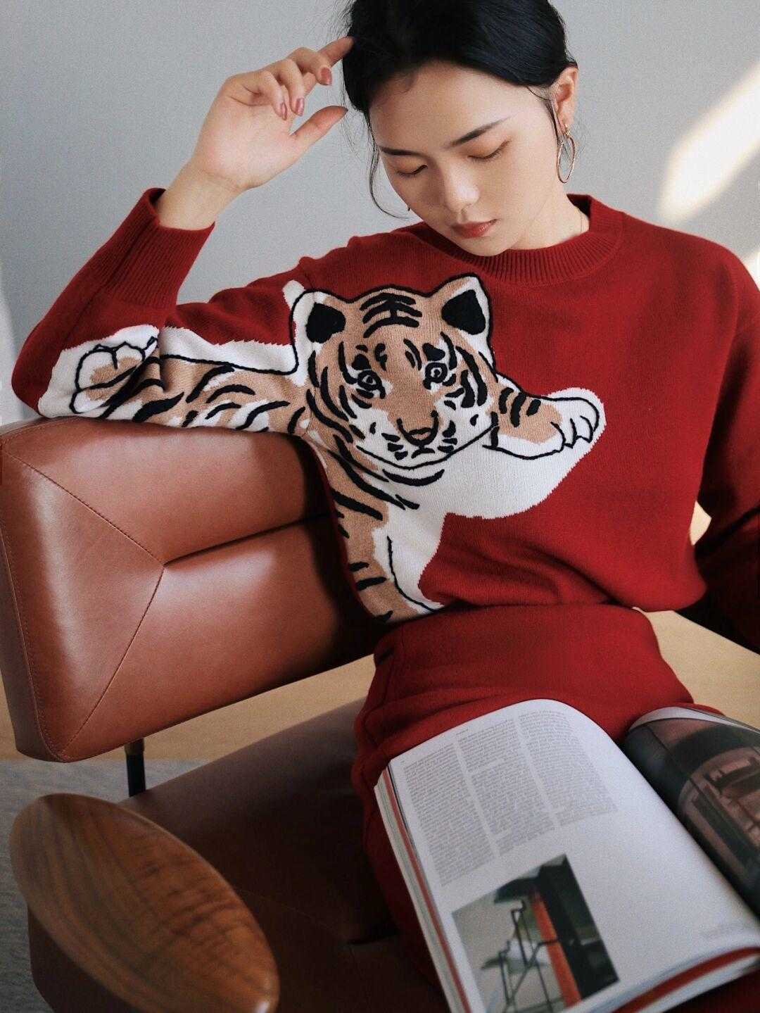 小老虎|冬天穿衣一定要有氛围感!选择这几款“小老虎”单品,可爱又减龄