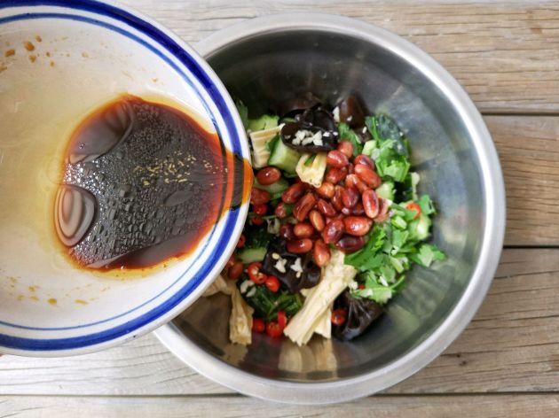 别用冷水泡腐竹，水里“多加2样”，10分钟泡开，口感筋道没硬心