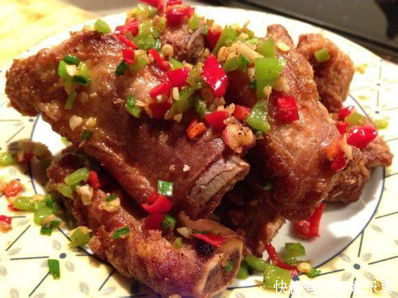 年夜饭“排骨”又出新吃法，外酥里嫩，咬一口满嘴香，待客特有面