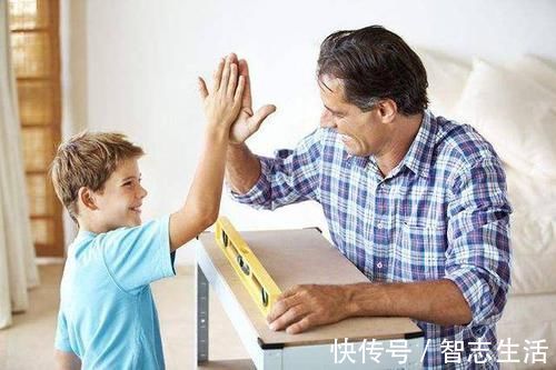 儿子|儿子被学校开除,爸爸从头到尾都在说这句话为娃开脱,教育真失败