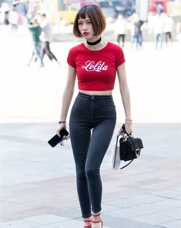 女人味|齐耳短发的小美女,紧身上衣配牛仔裤,时髦又有女人味!