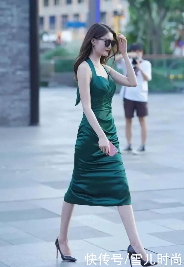 魅力|美女一袭绿色长裙优雅气质十足，拥有别具一格的魅力
