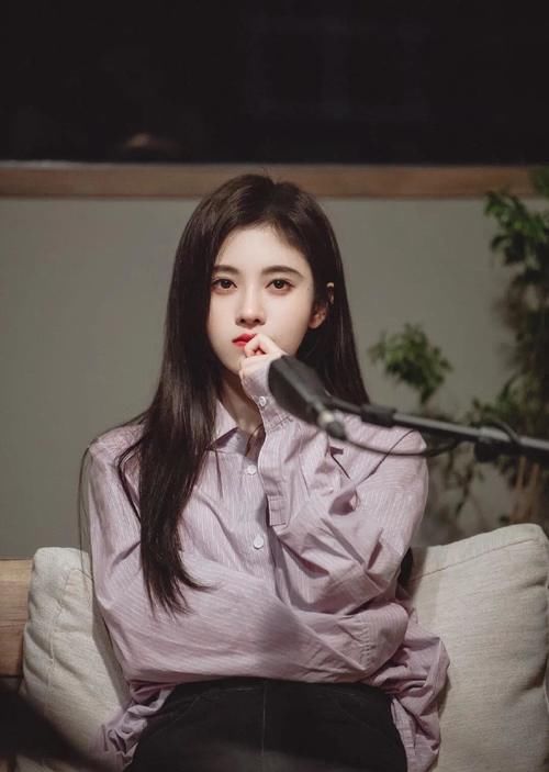 建议皮肤黄的女性，少穿黑白灰！多穿这三种“颜色”，非常显气质