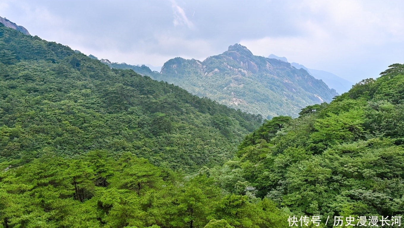 穿过云海的小火车，不用爬山就能饱览黄山美景，仿佛在仙境