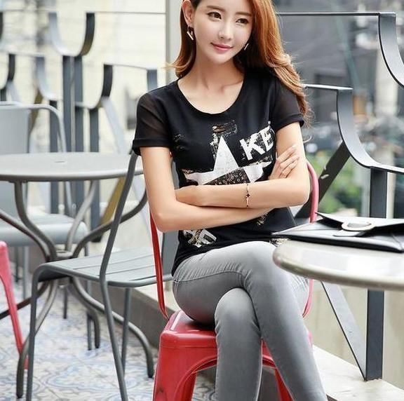 牛仔裤美女的时尚搭配更能展现身材曲线