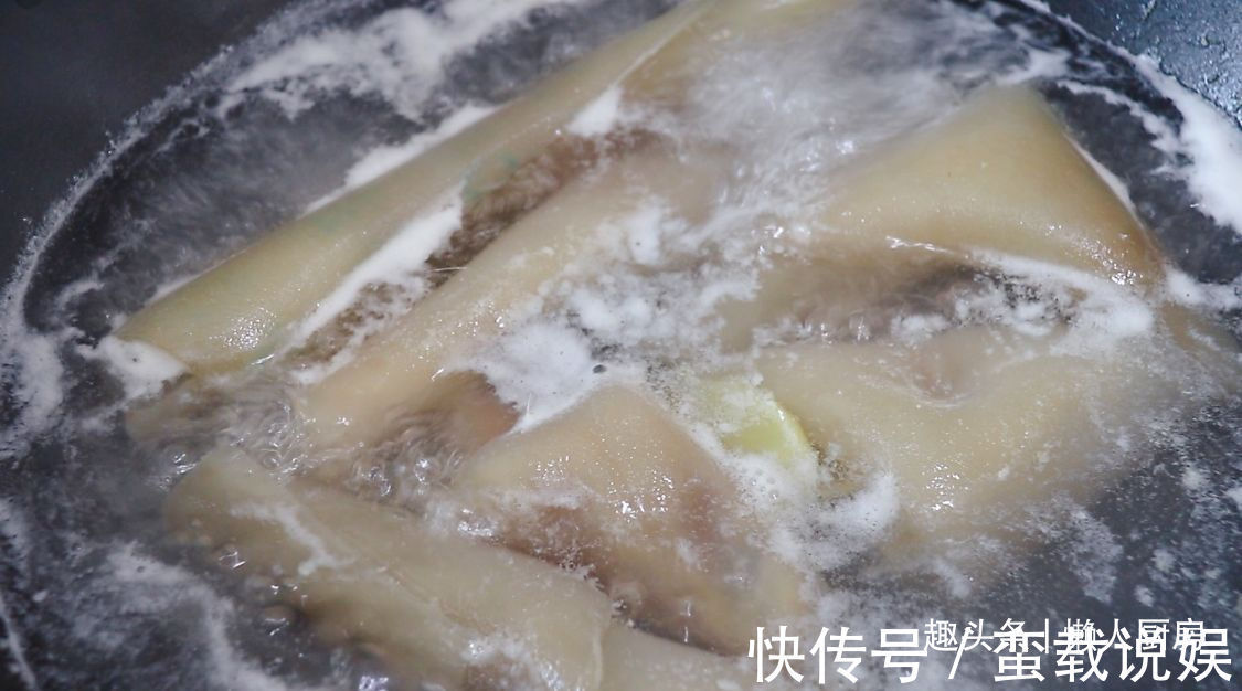 收入|掌握好这些技巧,炸出来的猪皮蓬松,有人凭借着炸猪皮年收入百万