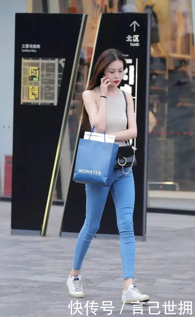 时尚|街拍肉色紧身小背心,搭配蓝色紧身牛仔裤子,回头率好啊