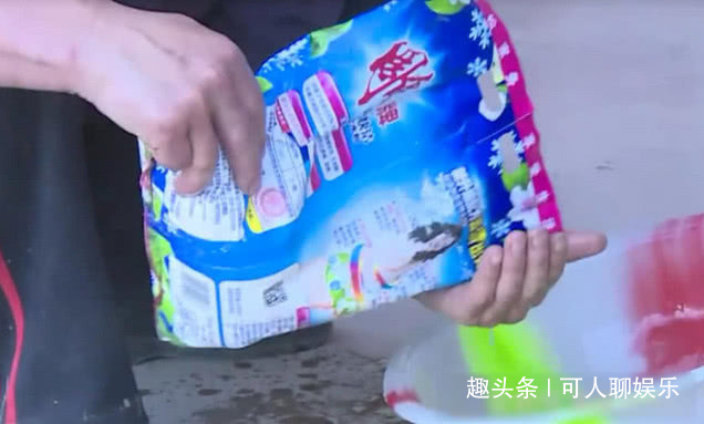 洗衣粉|《变形计》农村爸爸洗头,用的是洗衣粉,谁注意富二代的行为