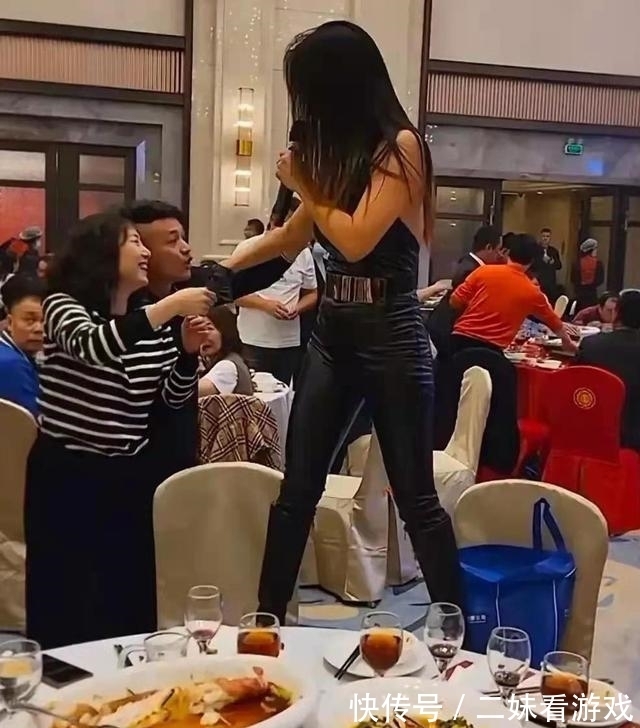 王蓉被曝在小縣城演出,穿低領(lǐng)裝站在凳子上表演,網(wǎng)友:掉價了