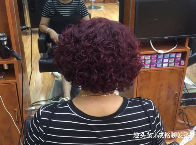 老气 50岁女人烫发最好避开这三种发型,老气更没气质,而且还不好打理