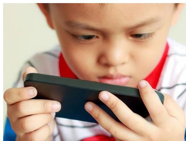 老师|孩子几岁能有自己的手机？10岁还是15岁？老师：这个年纪正好