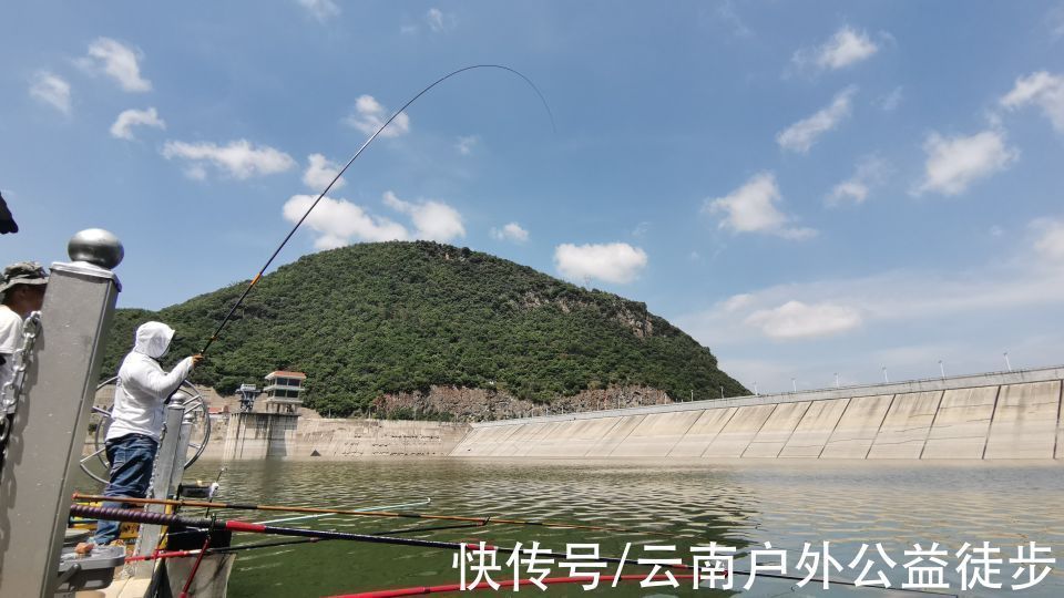 柴石滩水库体验新钓棚,三人钓一窝,钓获20斤米级草鱼,太过瘾了