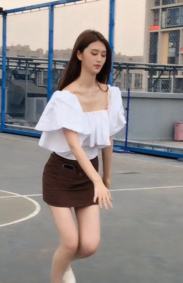 展示|街拍小姐姐,时髦少女的包臀裙造型,打篮球也要展示美的一面